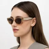 Lentes de sol INVU modelo IB22447B, color beige, con forma geométrica y lentes polarizadas.