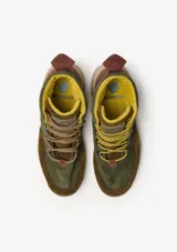 Calzado de trekking Satorisan modelo Kiso Premium, en tonos verde militar, marrón y suela tostada con detalles moteados. Diseño de caña media con cordones de alpinista y ganchos metálicos.