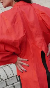 Camisa verde agua de lino, con botones de guampa, más larga atrás que adelante y espalda con tajo en el medio.