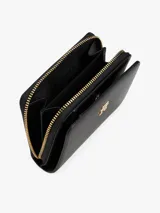 Billetera pequeña de poliuretano negro con acabado granulado. Presenta un compartimento principal con cierre de cremallera y una sección con cierre a presión para tarjetas. Lleva una insignia metálica con el monograma TH en el frente.