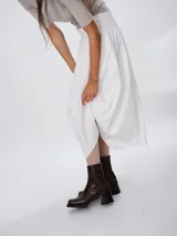 Botas de caña media con acabado charolado brillante, punta cuadrada y taco bloque. Cuentan con cierre lateral interno para facilitar su colocación.