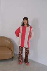 Buzo de viscosa con diseño a rayas verticales rojas y beige, mangas largas abullonadas con puños elastizados.