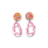 Aros colgantes con base circular rosa, detalle de strass y dije transparente con diseño abstracto celeste.