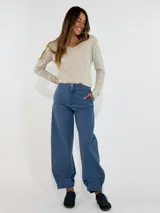 Pantalon de gabardina azul con corte amplio y botamangas con costura reforzada.