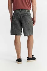 Bermuda de jean de corte amplio y largo hasta la rodilla, color gris con lavado desgastado.