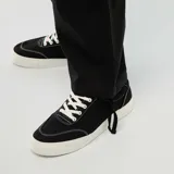 Pantalón cargo de corte recto en color negro, con bolsillos laterales tipo cargo y cierre frontal con botón y cremallera.