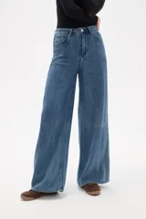 Pantalon de jean azul de corte ancho y tiro alto, con bolsillos laterales y traseros.