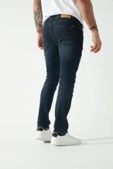 Pantalón de jean negro de corte recto, con logo bordado y etiqueta de cuero en la parte trasera.