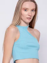 Top corto blanco de punto, sin mangas, con cuello halter asimétrico.