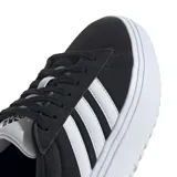 Championes Adidas Grand Court con diseño de plataforma, confeccionados en material sintético negro con las icónicas tres tiras laterales en blanco. Presentan suela de plataforma dentada y cierre con cordones.