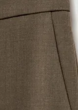 Pantalon de vestir de tiro medio con diseño de corte flare o campana. Cuenta con dos bolsillos laterales, dos bolsillos de ribete en la parte posterior, trabillas para cinturón y cierre oculto de botón, gancho y cremallera.