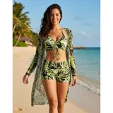 Conjunto de traje de baño de tres piezas con estampado tropical de hojas en tonos verdes y negros. Incluye un top tipo tankini con frunce central y tiras ajustables, un short de tiro alto con frunce lateral y una camisa larga abierta de manga larga en tela traslúcida a juego.