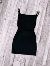 Minivestido negro de breteles finos con espalda descubierta.
