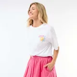 Camiseta blanca de corte oversize con cuello redondo y manga corta. Presenta un estampado pequeño en el pecho con la frase 'Lobster Market', un gráfico de una rodaja de naranja y un patrón de cuadros celestes.