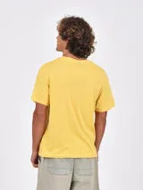 Remera de algodón color mostaza con estampa frontal blanca alusiva a un torneo de tenis.