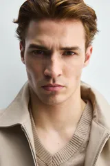 Cazadora de corte relajado confeccionada en tejido compacto de algodón. Presenta cuello solapa, cierre frontal con cremallera, mangas largas y bolsillos laterales de vivo. El bajo cuenta con acabado elástico en la espalda.