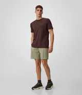 Bermuda masculina de microfibra color verde militar, con diseño deportivo, recortes delanteros y cintura elástica.