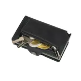 Billetera de cuero genuino color verde con tarjetero de aluminio incorporado. Posee un sistema de deslizamiento para tarjetas, protección RFID, compartimento para billetes y cierre con broche a presión.