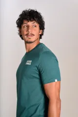 Remera de manga corta color verde petróleo, con cuello redondo y estampa pequeña en el pecho con el texto 'GOOD TIMES'.