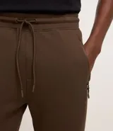 Pantalón deportivo masculino liso color negro, con ajuste elástico en la cintura y bolsillos laterales.