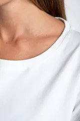 Remera de algodón con elastano, color negro, con mangas 3/4 y cuello redondo. Presenta un calce al cuerpo y está confeccionada en algodón peinado suave y resistente.