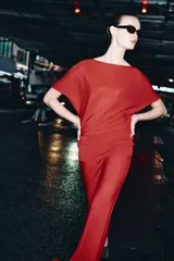 Falda larga de punto color rojo, con diseño evasé y cintura elástica.