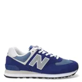Championes urbanos New Balance modelo 574, en tonos azul y celeste. Confeccionados en gamuza y malla textil, presentan el logo N característico en los laterales, cordones blancos y entresuela con tecnología ENCAP para mayor soporte y estabilidad.