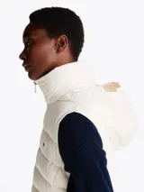 Chaleco blanco de nailon repelente al agua con relleno de plumón, cuello alto, capucha plegable, cierre de cremallera, bolsillos laterales con cremallera y logo bordado en el pecho.