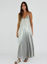 Vestido largo plateado con breteles finos y escote en V.