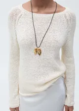 Jersey de punto de crochet con cuello redondo y manga larga, de diseño básico y textura ligera.