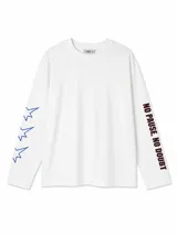 Remera de manga larga color blanco, de corte oversize, con estampado en las mangas: estrellas azules en la manga derecha y texto negro en la manga izquierda.
