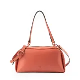 Bolso bandolera color ladrillo, con correa de hombro ajustable y asa corta fija. Tiene cierre superior, bolsillo interno con cierre y dos bolsillos abiertos. El interior está forrado en tela de algodón y poliéster.