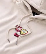 Buzo con capucha de corte boxy, color beige, con bolsillo canguro frontal y estampa bordada de Bob Esponja y Patricio en el pecho. Presenta puños y cintura acanalados, y cordones ajustables en la capucha.
