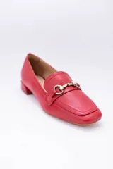 Mocasines de cuero color verde oliva, con detalle de herraje metálico dorado en el empeine y taco bajo cuadrado.