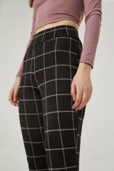 Calza larga negra con estampado de cuadros blancos.