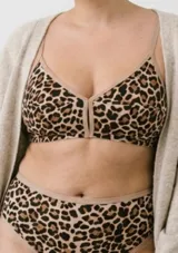 Soutien comfort con copa soft sin aro, soporte amplio y adaptable, confeccionado en tejido con estampado animal print.