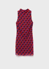 Vestido corto sin mangas con cuello alto y estampado geométrico en tonos rojo, violeta y marrón.