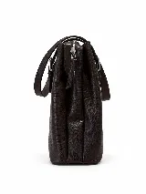 Bolso de hombro de cuero con textura en relieve efecto cocodrilo, color marrón, con diseño estructurado, asas largas con hebillas metálicas decorativas y cierre superior.