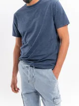 Remera de manga corta color azul con efecto estoneado y cuello redondo.