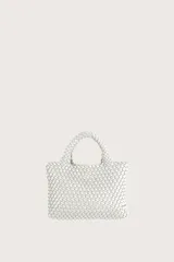 Bolso pequeño de mano con diseño trenzado en color blanco, con dos asas cortas integradas.