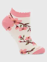 Calcetín corto de algodón con diseño estampado de ramas con flores de cerezo en tonos rosados sobre fondo crema. Presenta borde superior con terminación ondulada y puntera y talón reforzados en color rosa.