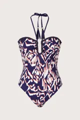 Malla enteriza con estampado geométrico en tonos azul, blanco y naranja. Presenta un escote profundo en U con detalle de borde trenzado y breteles finos que se atan al cuello, decorados con borlas en los extremos.