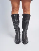 Bota de cuero color marrón, con taco cuadrado y punta fina.