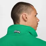Buzo verde Nike Giannis Standard Issue con cierre de un cuarto, cuello tipo polo, mangas largas y el logotipo "Freak" con el swoosh estampado en el pecho.