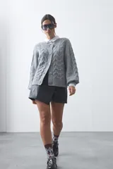 Short tipo skort de cuero sintético color marrón, con diseño envolvente y tiro medio.