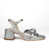 Sandalias de cuero color dorado, con plataforma y taco cuadrado. Presentan tiras cruzadas en el empeine y pulsera al tobillo con hebilla.