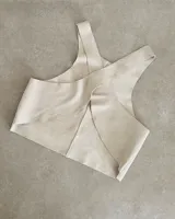 Chaleco negro de cuero agamuzado con espalda cruzada.