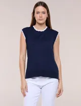 Blusa de punto fino azul marino sin mangas, con escote redondo y sisas decoradas con ribete festoneado blanco.