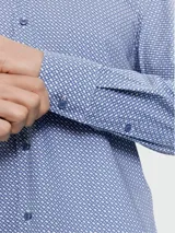 Camisa celeste con estampado de monogramas, corte slim fit y mangas largas.