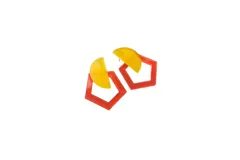 Par de aros colgantes con forma geométrica, hechos de acrílico. Cuentan con una pieza superior en forma de semicírculo amarillo y una pieza inferior con forma de pentágono naranja.